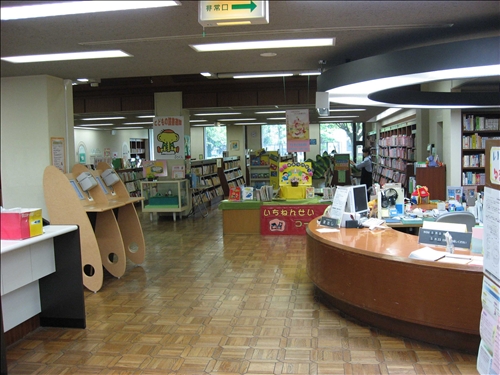 福生市立中央図書館