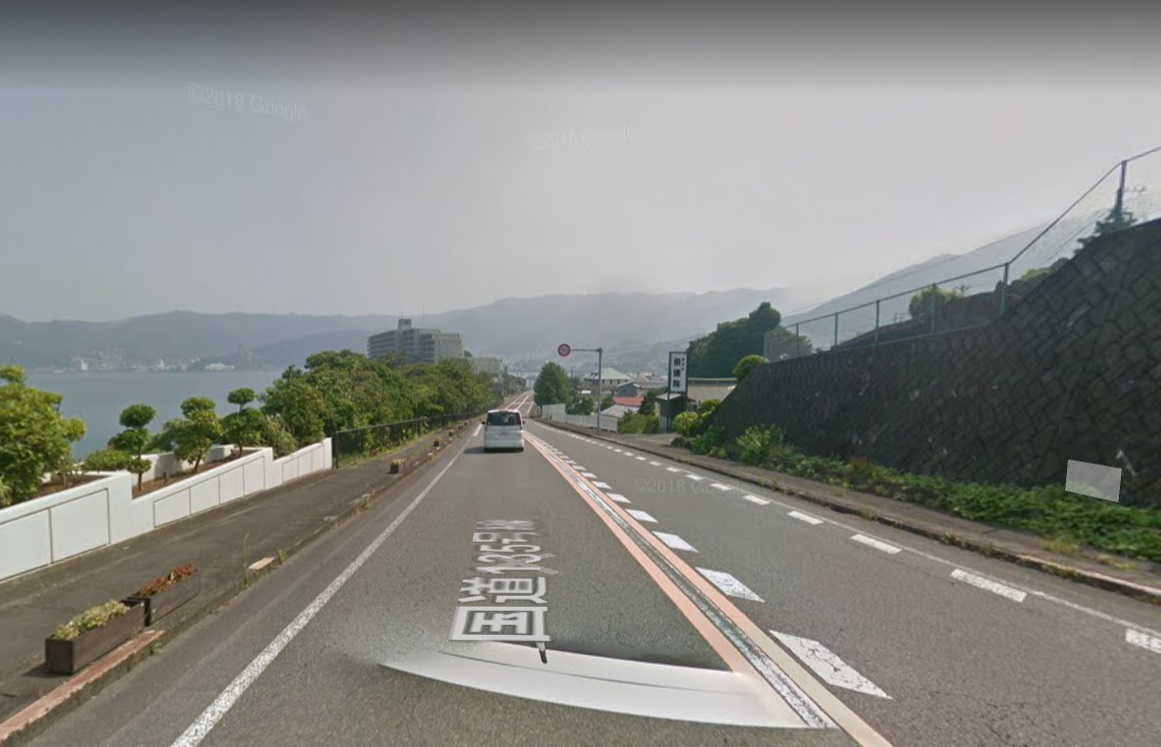 静岡県熱海市上多賀の国道135号線の道路